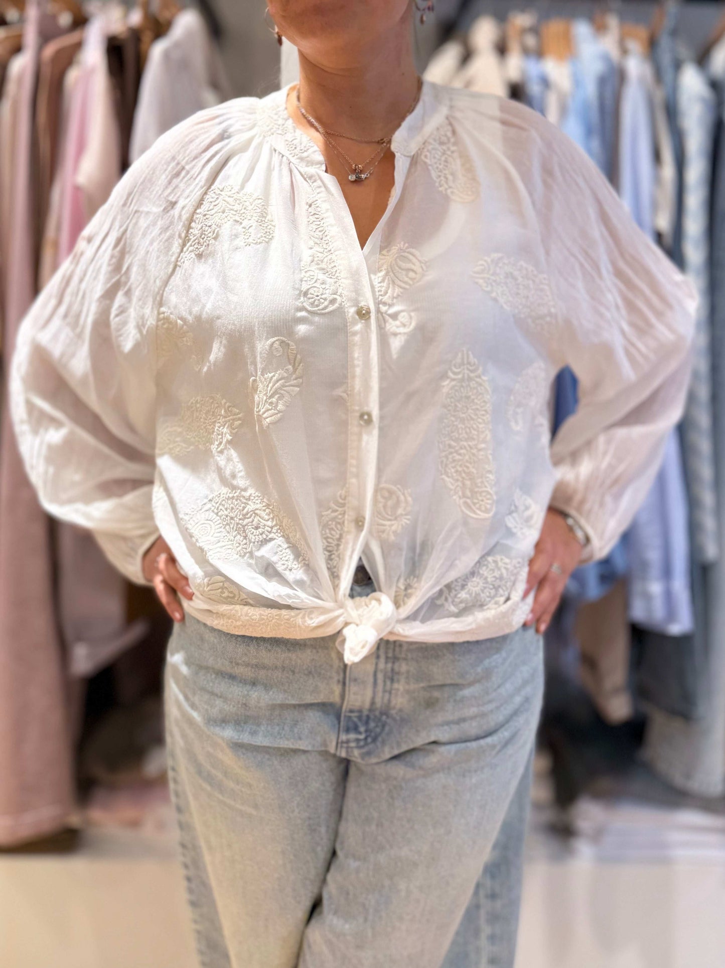 camicia con ricami