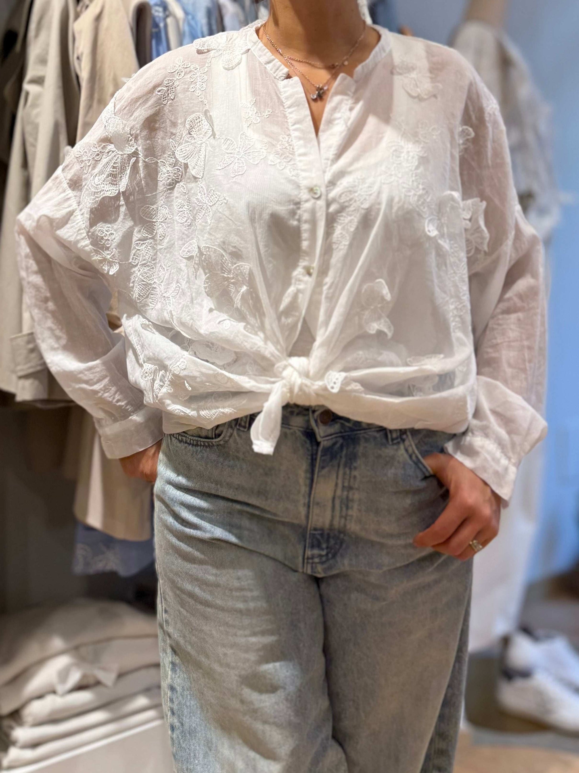 camicia con farfalle