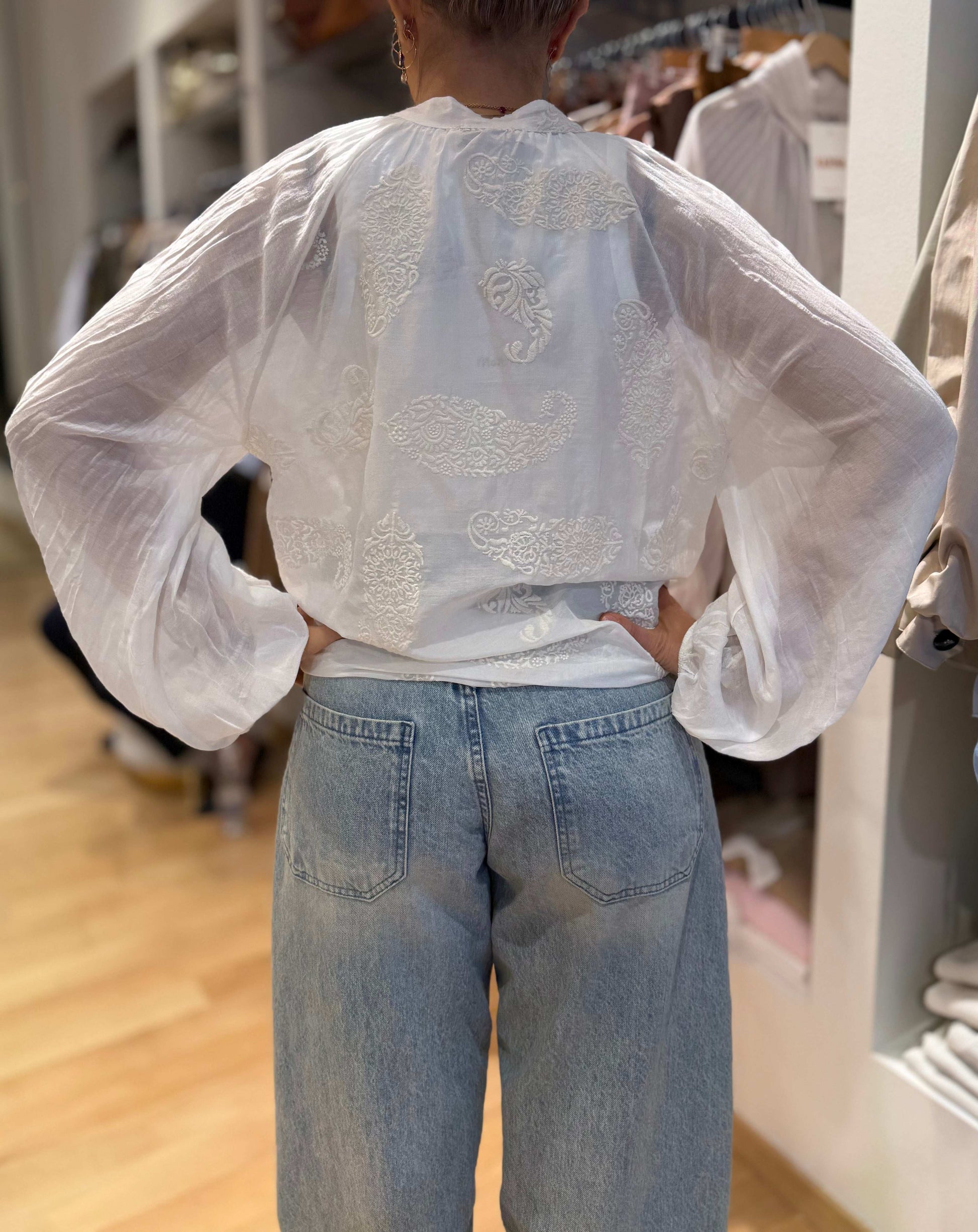 camicia con ricami
