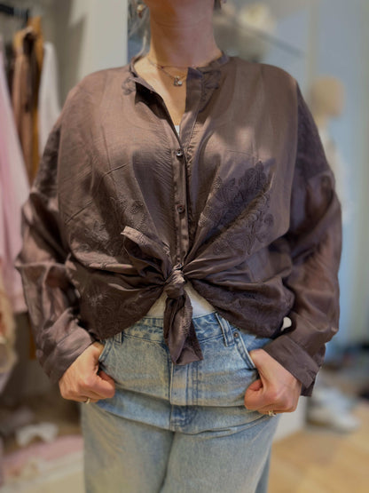 camicia con ricami