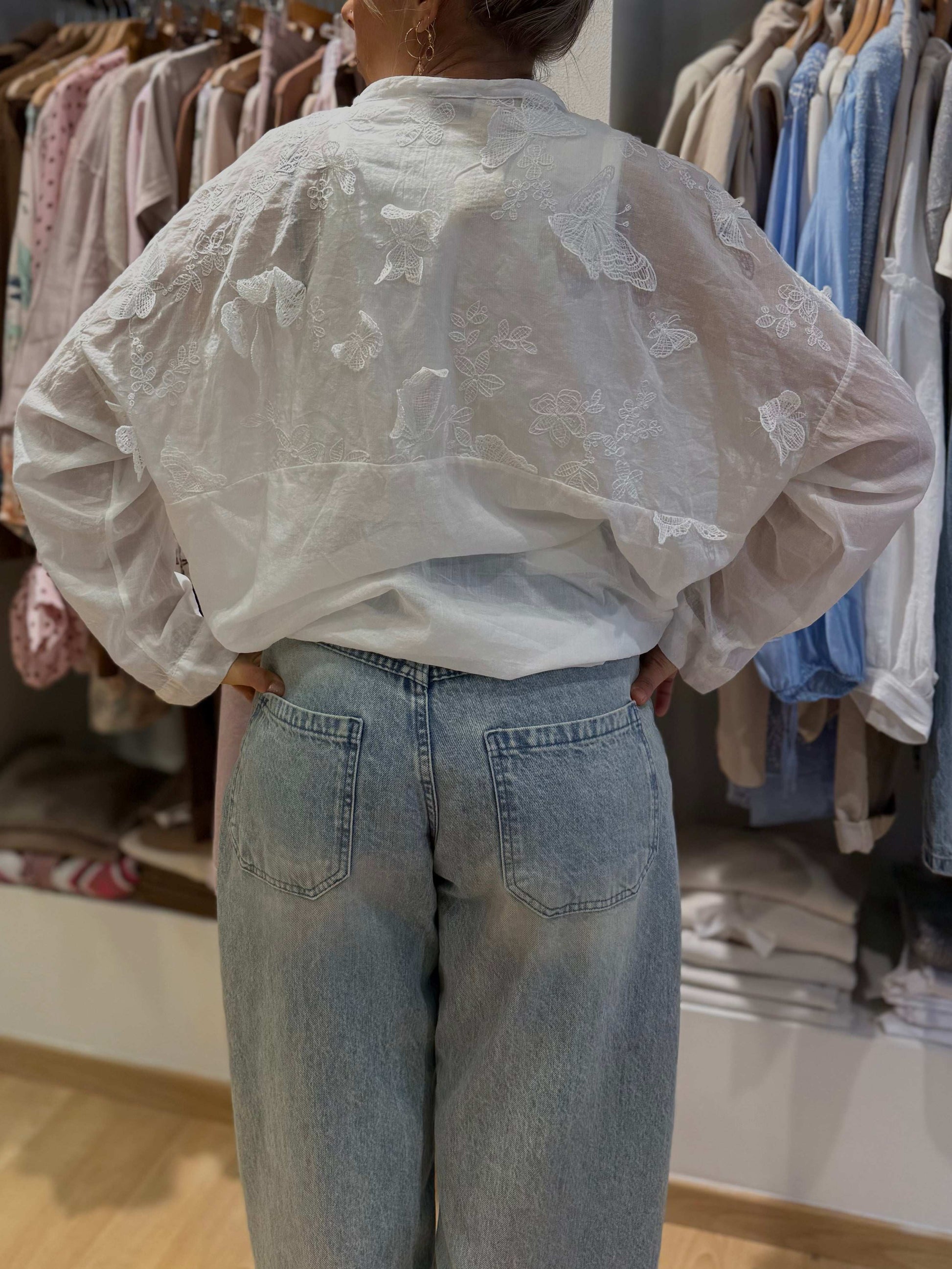 camicia con farfalle