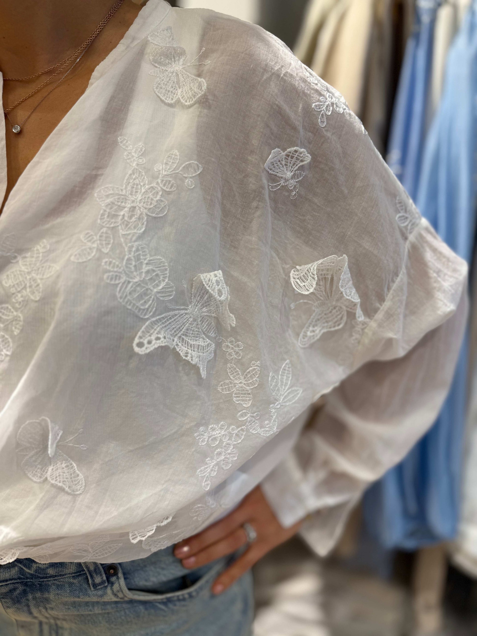 camicia con farfalle