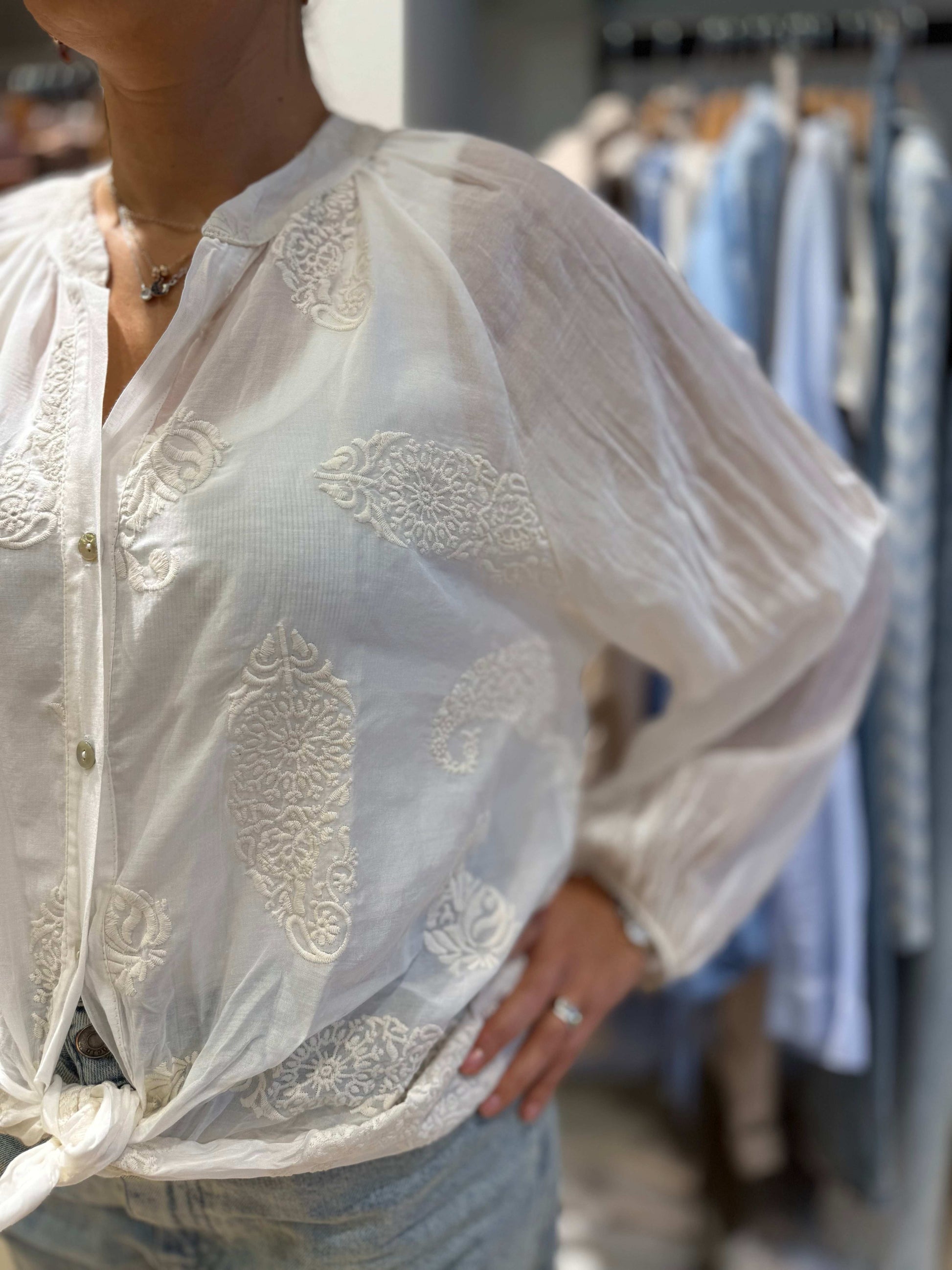 camicia con ricami