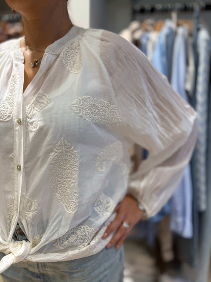 camicia con ricami